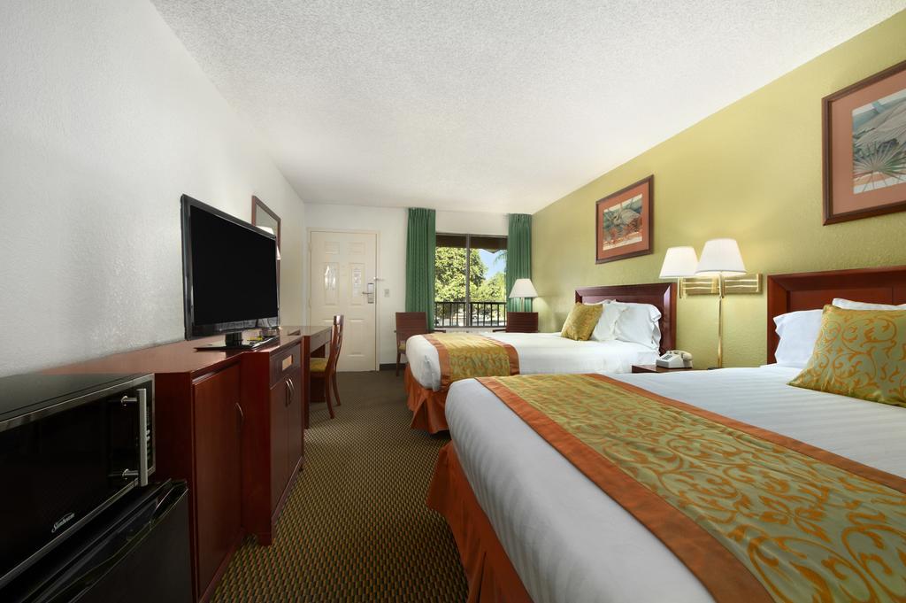 Ramada By Wyndham Temple Terrace/tampa North 3*