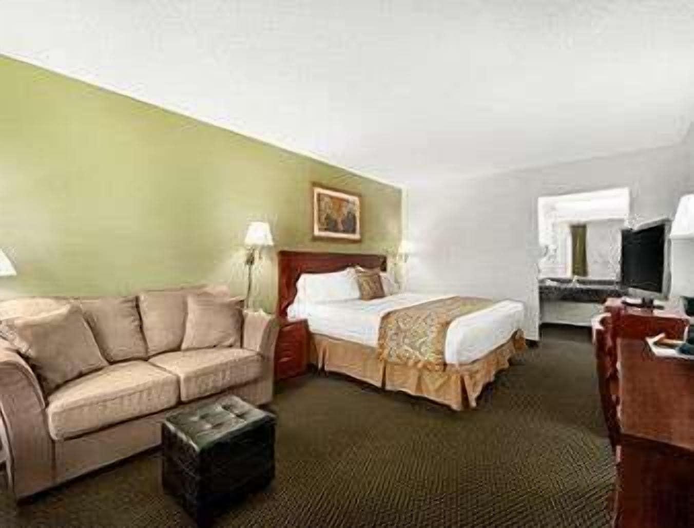 Ramada By Wyndham Temple Terrace/tampa North 3* Tampa