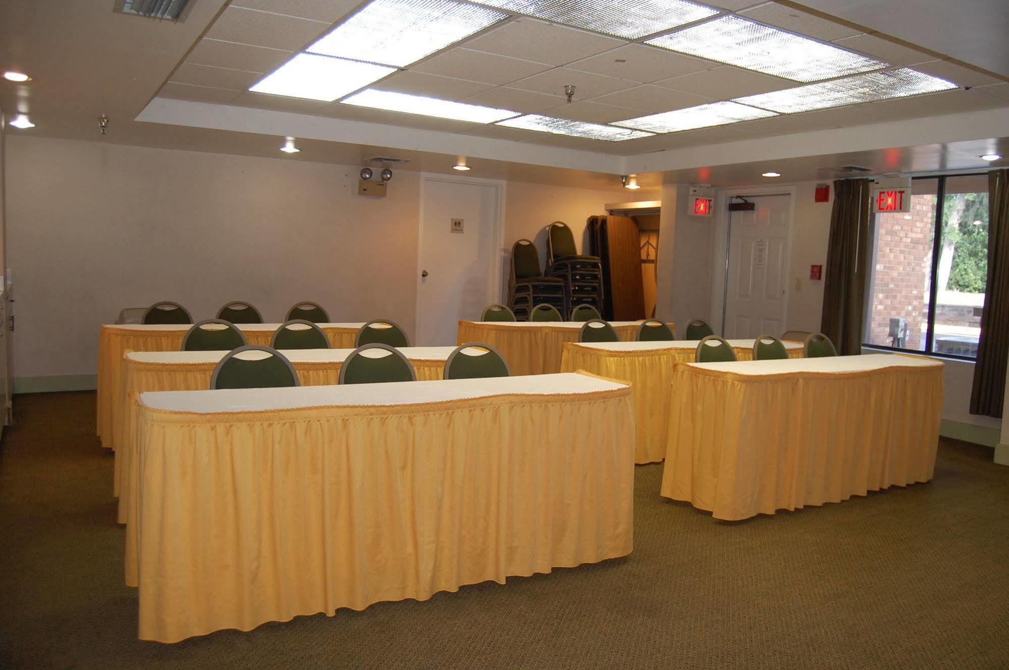 Ramada By Wyndham Temple Terrace/tampa North Hotel 3*