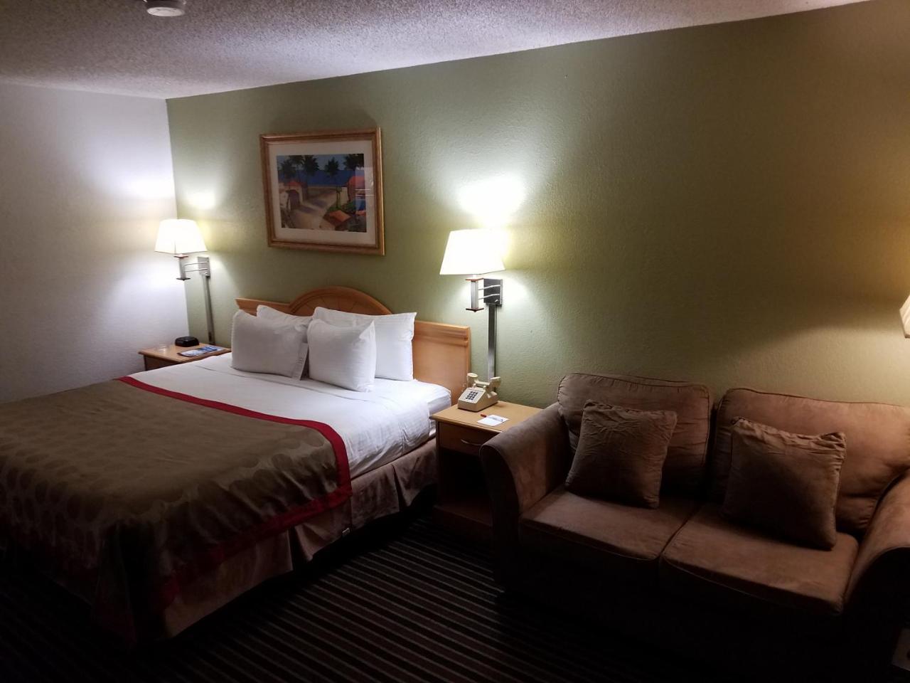 Hotel Ramada By Wyndham Temple Terrace/tampa North 3*