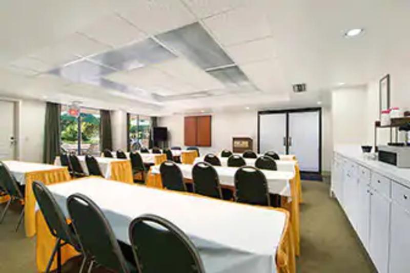 Ramada By Wyndham Temple Terrace/tampa North Hotel
